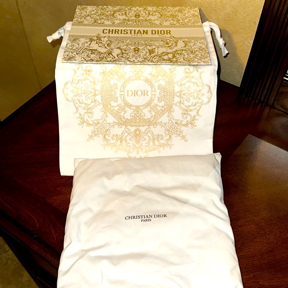 🌟New Dior Holiday box with dust bag & pillow, includes FREE DIOR perfume sample